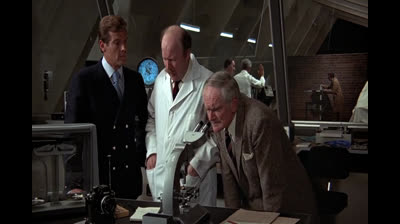 L'Homme au pistolet d'or James Bond 007 Roger Moore